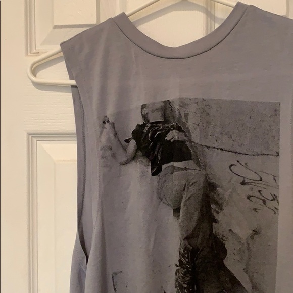 Open-side tank top with print - Picture 3 of 3